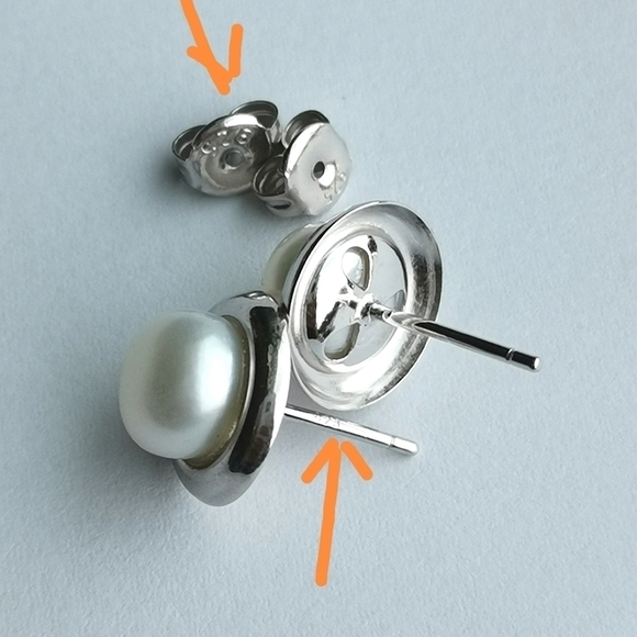 White cultured pearl stud earrings in Sterling Silver 8mm - Picture 4 of 11